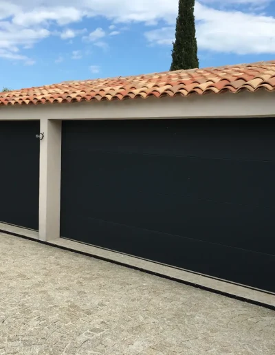 porte de garage et porte d'entée noires