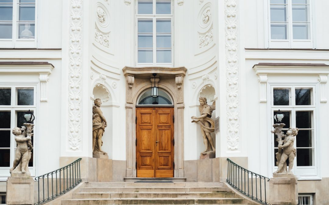 Réglementation des portes d’entrée d’immeuble : ce que dit la loi et les bonnes pratiques